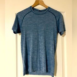 Lululemon vent workout shirt